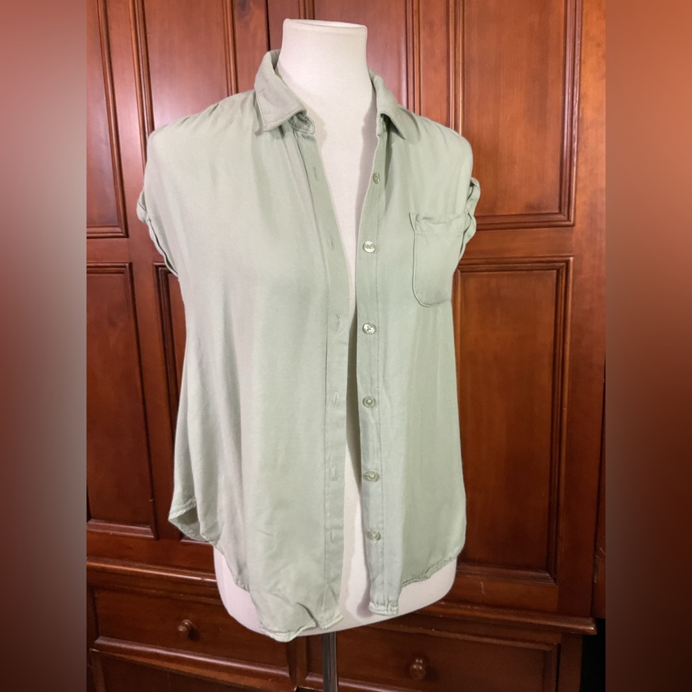 Olive And Oak Womens Size XS Light Dusty Green Button Up Soft Flowy Feel Must Ha